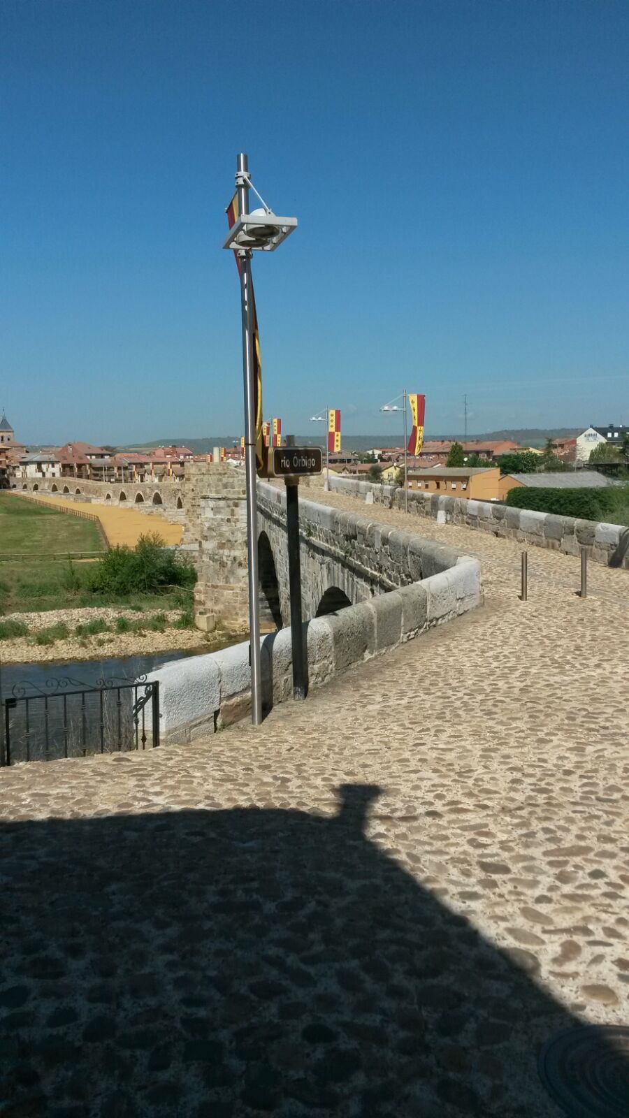 De beroemde, van oorsprong Romeinse, brug over de Rio Orbigo bij binnenkomst van het stadje Hospital de Orbigo.jpeg