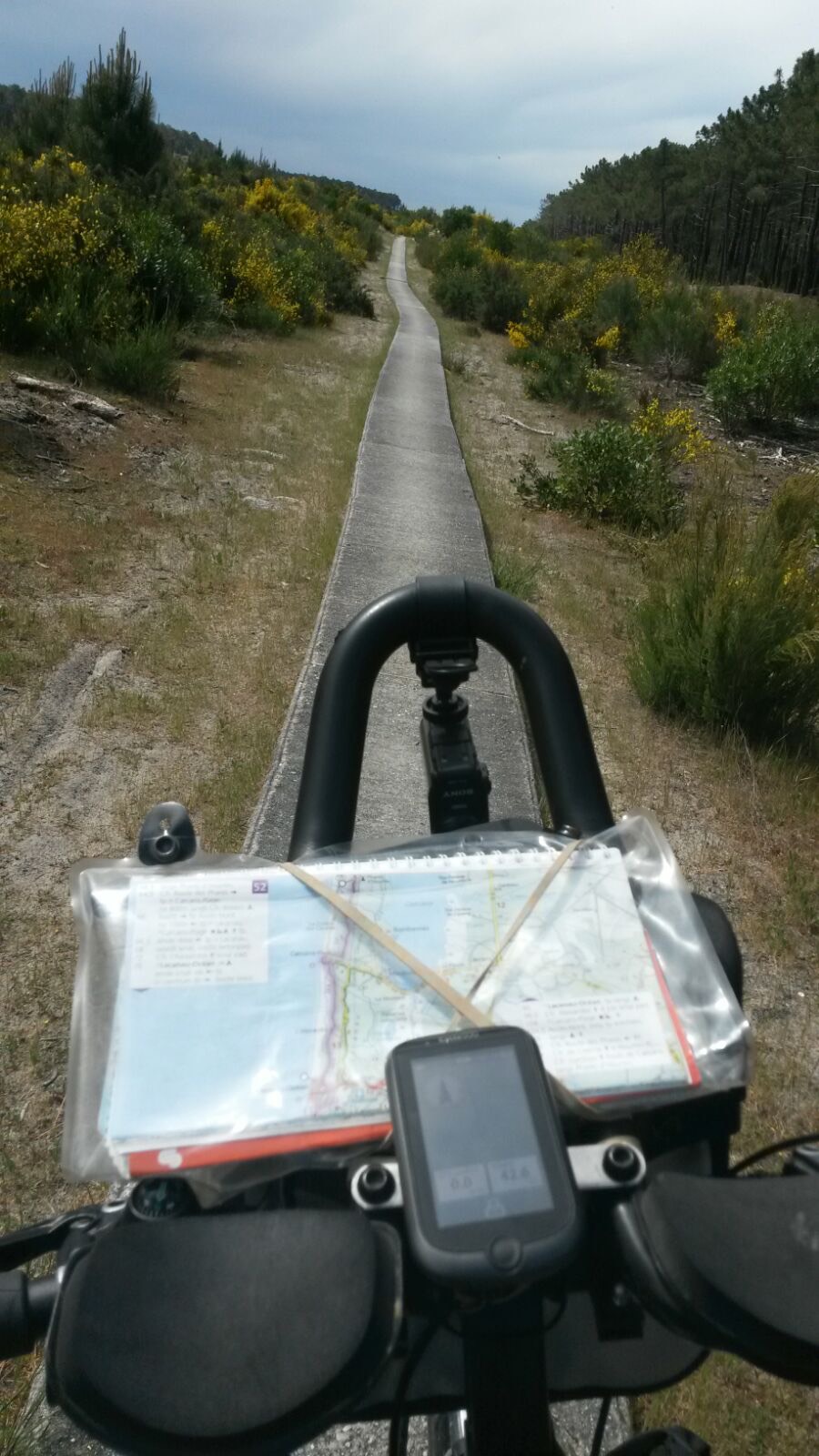 De ellenlange fietspaden, waarvan een deel nog van beton en nagelaten door de Duitsers.jpeg