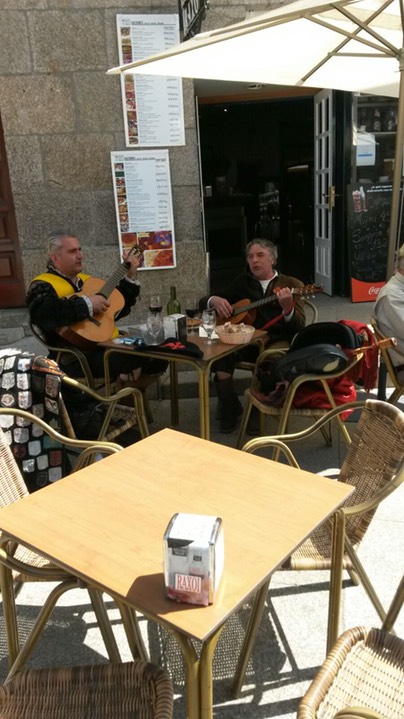 Deze twee Spaanse troubadours maakten het nog eens extra gezellig op het terras