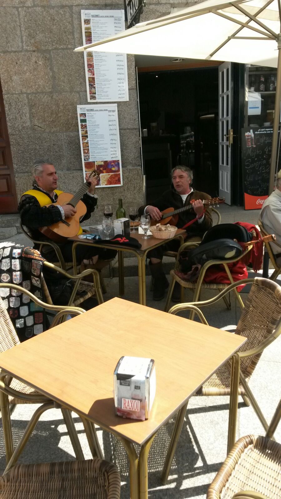 Deze twee Spaanse troubadours maakten het nog eens extra gezellig op het terras.jpeg