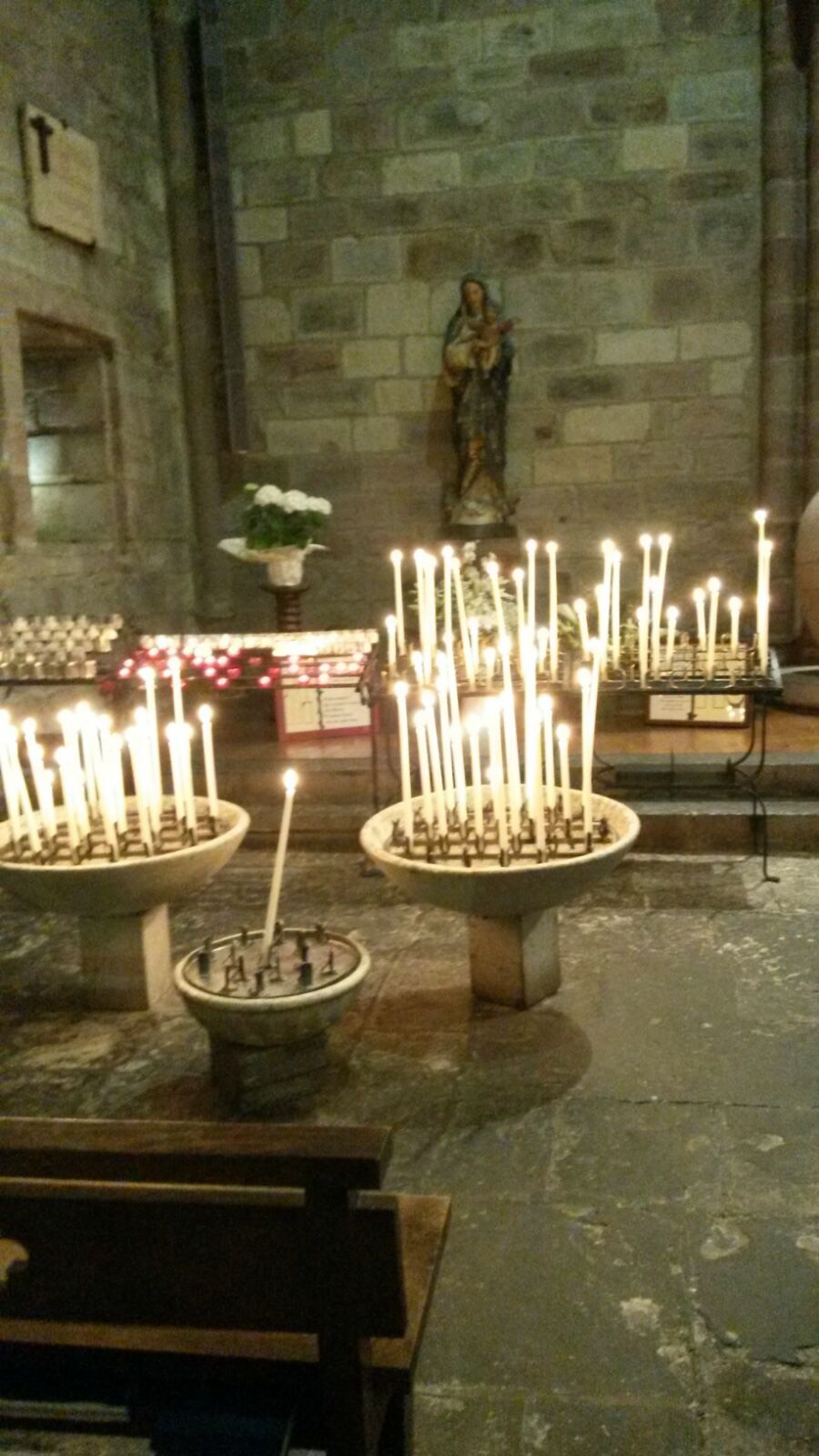 Een kaarsje opgestoken in de kathedraal van St. Pied de Port.jpeg