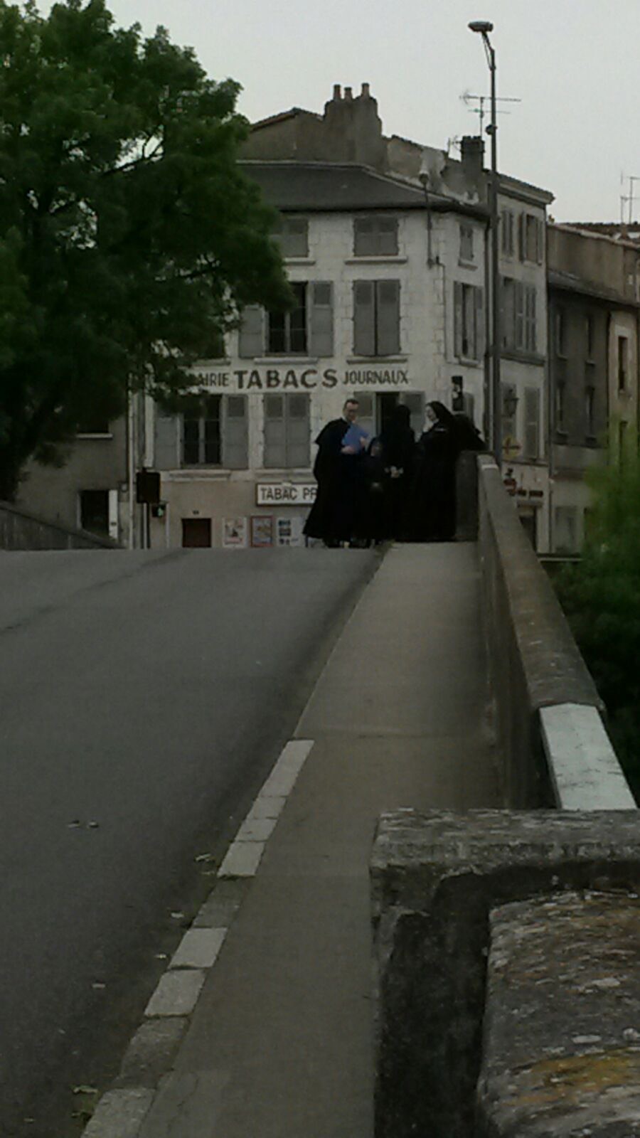 Het groepje Nonnen op de Pont Joubert in Poitiers.jpeg