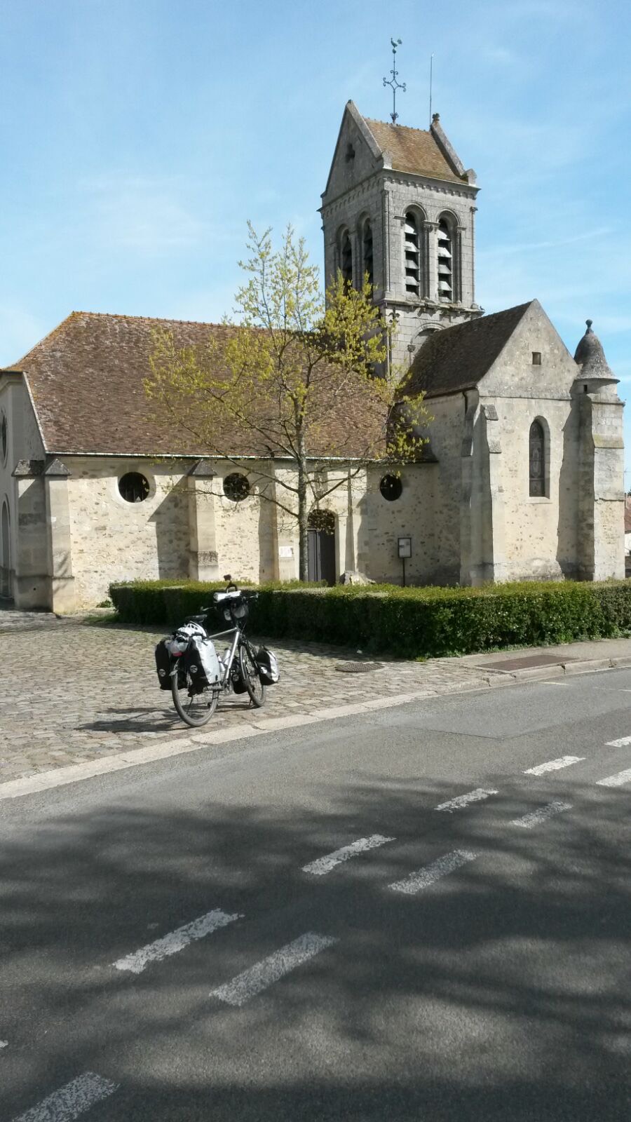 Het kerkje uit de 12e eeuw in Breancon.jpeg