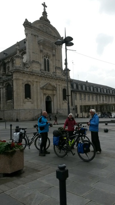 Jaap, Ans en Laurens  (vlnr) in Cambrai
