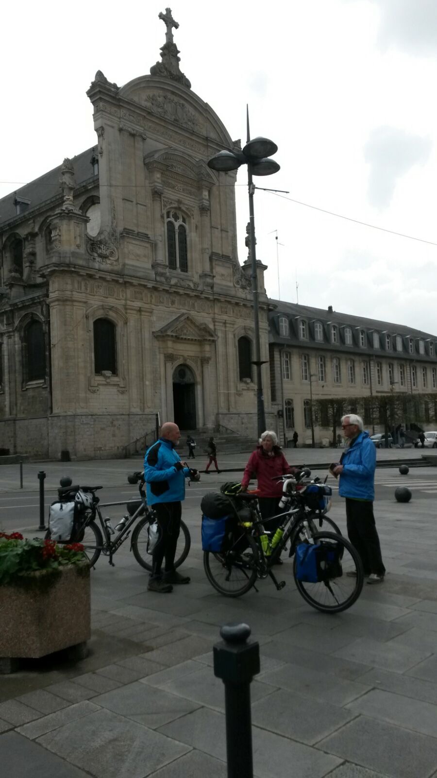 Jaap, Ans en Laurens  (vlnr) in Cambrai.jpeg