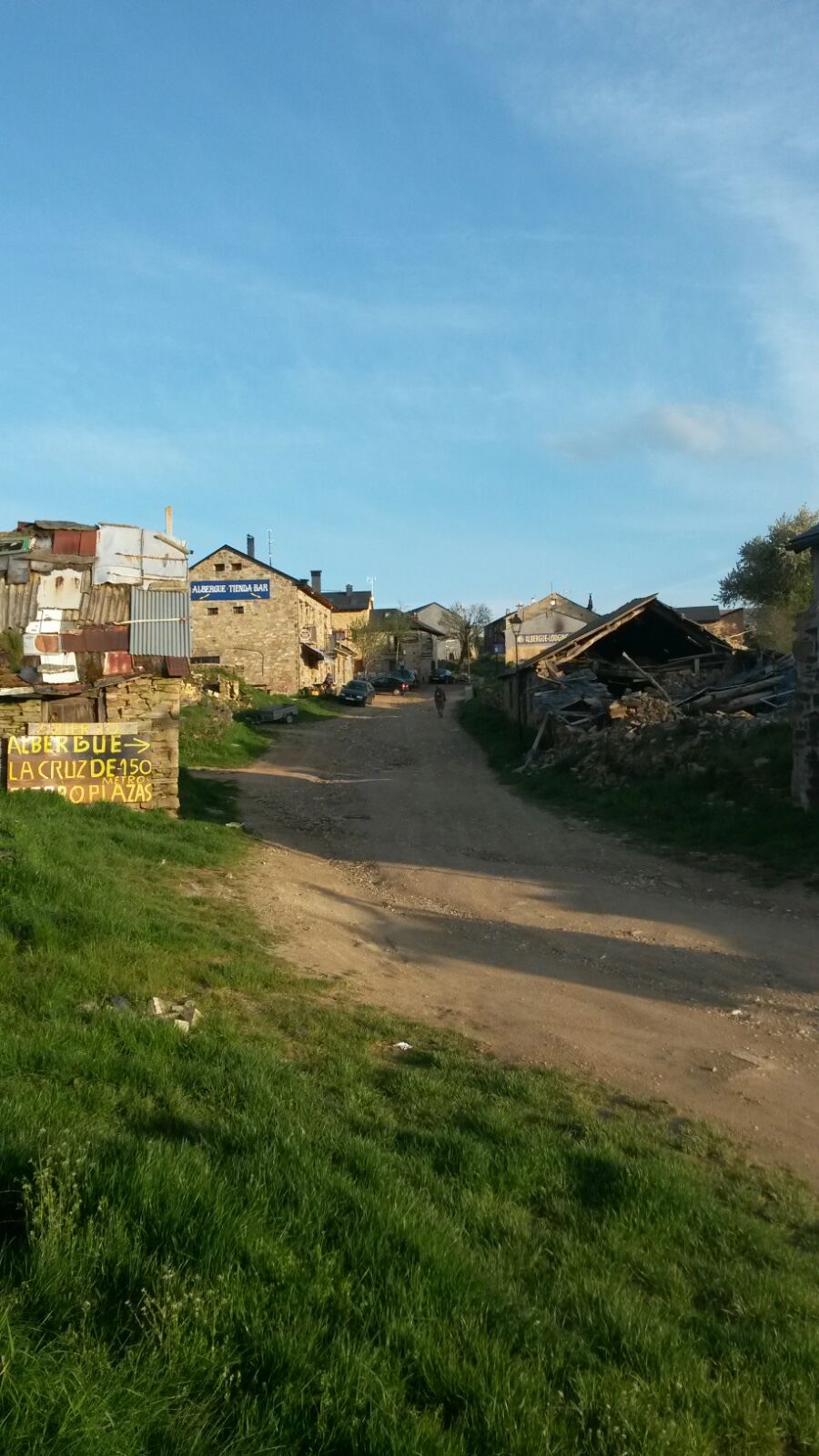 Links de alberque Monte Irago in Foncebadon waar ik vannacht met nog 35 caminogangers verblijf..jpeg