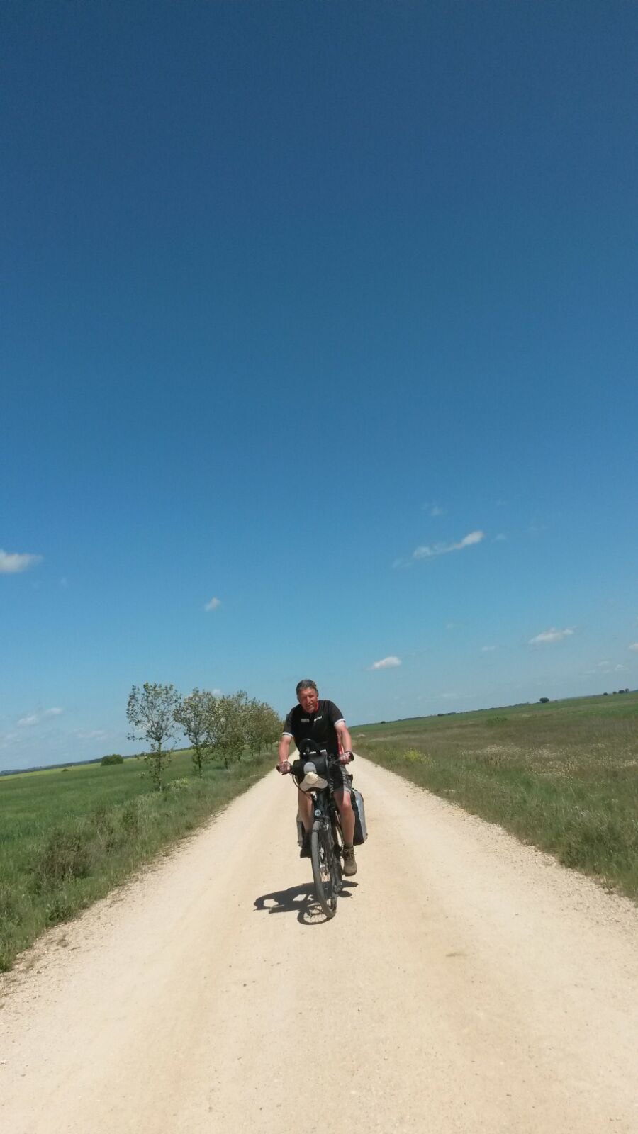 Op het pelgrims grindpad tussen Carrion en Calzadilla de la Cueza.jpeg