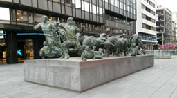 Pamplona bekend van de stieren die door de straten worden opgejaagd naar de arena
