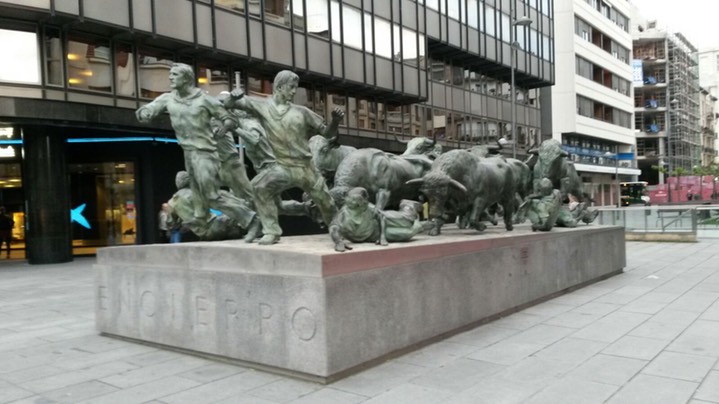Pamplona bekend van de stieren die door de straten worden opgejaagd naar de arena.jpeg