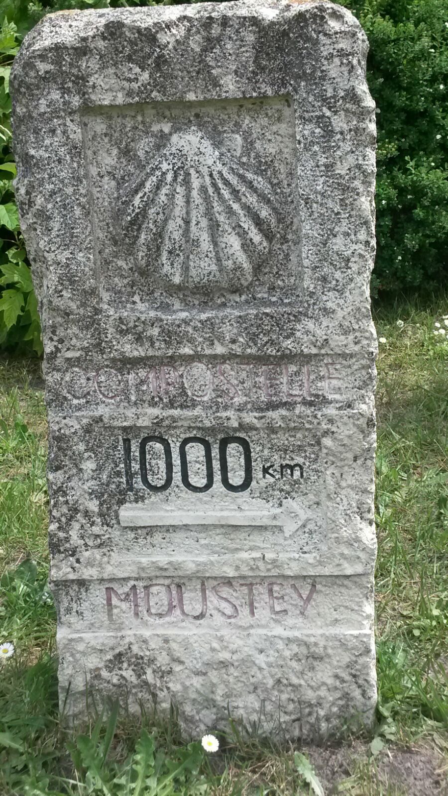 Steen voor de kapel de Notre Dame in Moustey.jpeg